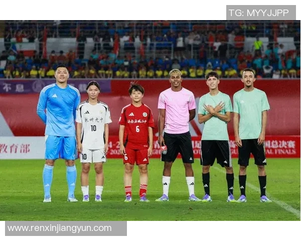 与偶像足球明星面对面时的激动心情与难以言表的崇拜体验